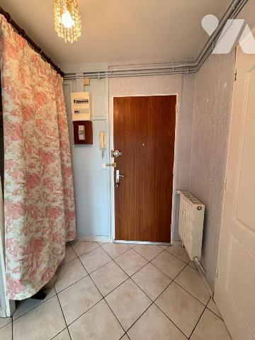 Appartement situé au 4ème étage d'une résidence avec ascenseur à proximité immédiate du centre-...