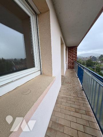 Appartement situé au 4ème étage d'une résidence avec ascenseur à proximité immédiate du centre-...