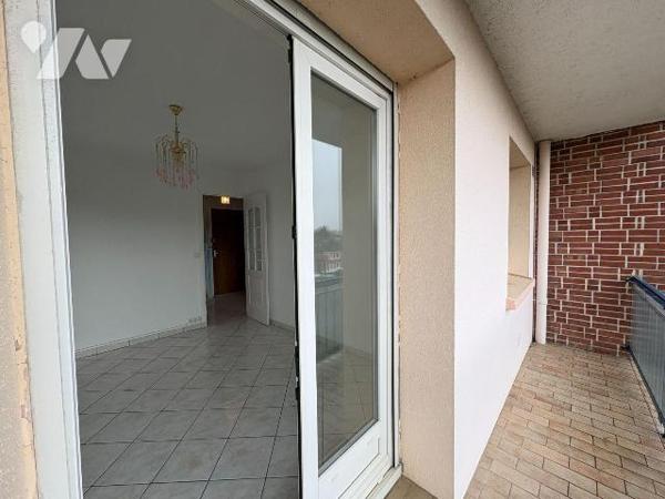 Appartement situé au 4ème étage d'une résidence avec ascenseur à proximité immédiate du centre-...