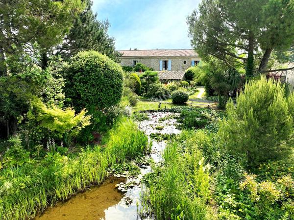 Drôme : Ancien corps de ferme rénové avec piscine et parc arboré
