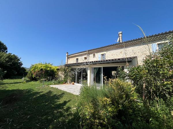 Drôme : Ancien corps de ferme rénové avec piscine et parc arboré