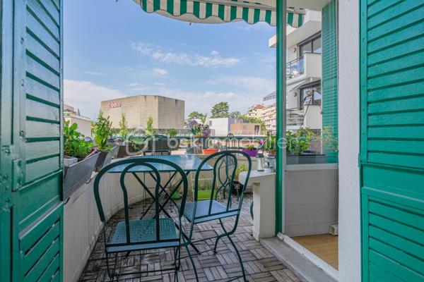 Dans l’un des secteurs les plus prisés d’Annecy, découvrez ce magnifique T3 de 64 m², idéalement situé à seulement quelques pas du Pâquier, du lac, des Jardins de l’Europe et de la Vieille Ville. Commerces, restaurants, marché, écoles, transports et toutes les commodités sont accessibles à pied, offrant un cadre de vie exceptionnel où tout se fait sans voiture.

Situé au 3ᵉ étage avec ascenseur d’une copropriété de standing, parfaitement entretenue, avec concierge et de remarquables parties communes habillées de marbre, cet appartement séduit dès les premiers instants par son charme et sa luminosité.

Vous apprécierez son parquet massif ainsi que sa vue sur le théâtre , qui apporte une agréable sensation d’espace et une belle luminosité tout au long de la journée.

La pièce de vie s’ouvre sur une agréable terrasse donnant sur une cour intérieure, un véritable atout permettant de profiter du calme en plein centre-ville, à l’abri des nuisances de circulation.

L’espace nuit a été pensé pour le confort de chacun et comprend deux chambres, chacune bénéficiant de son propre espace d’eau : une première avec salle de bains, la seconde avec salle d’eau.

Une grande cave vient compléter ce bien et offre un espace de rangement particulièrement appréciable.

Les points forts

* Adresse recherchée au cœur d’Annecy
* À quelques mètres du Pâquier, du lac et de la Vieille Ville
* Toutes les commodités accessibles à pied
* 3ᵉ étage avec ascenseur
* Copropriété de standing avec concierge
* Parties communes de qualité avec revêtement en marbre
* Belle hauteur sous plafond
* Parquet massif
* Très lumineux
* Balcon au calme sur cour intérieure
* Deux chambres avec leur salle d’eau privative (une salle de bains et une salle d’eau)
* Grande cave

Ce bien réunit des qualités devenues rares sur le marché annécien : une adresse d’exception, une copropriété de standing, le calme d’un balcon sur cour et une proximité sur le Pâquier. Un appartement idéal pour profiter pleinement de la vie annécienne dans un environnement à la fois central, lumineux et paisible.