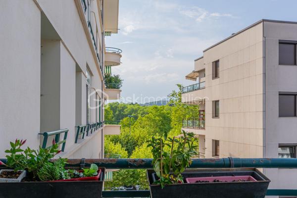 Dans l’un des secteurs les plus prisés d’Annecy, découvrez ce magnifique T3 de 64 m², idéalement situé à seulement quelques pas du Pâquier, du lac, des Jardins de l’Europe et de la Vieille Ville. Commerces, restaurants, marché, écoles, transports et toutes les commodités sont accessibles à pied, offrant un cadre de vie exceptionnel où tout se fait sans voiture.

Situé au 3ᵉ étage avec ascenseur d’une copropriété de standing, parfaitement entretenue, avec concierge et de remarquables parties communes habillées de marbre, cet appartement séduit dès les premiers instants par son charme et sa luminosité.

Vous apprécierez son parquet massif ainsi que sa vue sur le théâtre , qui apporte une agréable sensation d’espace et une belle luminosité tout au long de la journée.

La pièce de vie s’ouvre sur une agréable terrasse donnant sur une cour intérieure, un véritable atout permettant de profiter du calme en plein centre-ville, à l’abri des nuisances de circulation.

L’espace nuit a été pensé pour le confort de chacun et comprend deux chambres, chacune bénéficiant de son propre espace d’eau : une première avec salle de bains, la seconde avec salle d’eau.

Une grande cave vient compléter ce bien et offre un espace de rangement particulièrement appréciable.

Les points forts

* Adresse recherchée au cœur d’Annecy
* À quelques mètres du Pâquier, du lac et de la Vieille Ville
* Toutes les commodités accessibles à pied
* 3ᵉ étage avec ascenseur
* Copropriété de standing avec concierge
* Parties communes de qualité avec revêtement en marbre
* Belle hauteur sous plafond
* Parquet massif
* Très lumineux
* Balcon au calme sur cour intérieure
* Deux chambres avec leur salle d’eau privative (une salle de bains et une salle d’eau)
* Grande cave

Ce bien réunit des qualités devenues rares sur le marché annécien : une adresse d’exception, une copropriété de standing, le calme d’un balcon sur cour et une proximité sur le Pâquier. Un appartement idéal pour profiter pleinement de la vie annécienne dans un environnement à la fois central, lumineux et paisible.