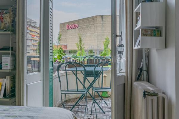 Dans l’un des secteurs les plus prisés d’Annecy, découvrez ce magnifique T3 de 64 m², idéalement situé à seulement quelques pas du Pâquier, du lac, des Jardins de l’Europe et de la Vieille Ville. Commerces, restaurants, marché, écoles, transports et toutes les commodités sont accessibles à pied, offrant un cadre de vie exceptionnel où tout se fait sans voiture.

Situé au 3ᵉ étage avec ascenseur d’une copropriété de standing, parfaitement entretenue, avec concierge et de remarquables parties communes habillées de marbre, cet appartement séduit dès les premiers instants par son charme et sa luminosité.

Vous apprécierez son parquet massif ainsi que sa vue sur le théâtre , qui apporte une agréable sensation d’espace et une belle luminosité tout au long de la journée.

La pièce de vie s’ouvre sur une agréable terrasse donnant sur une cour intérieure, un véritable atout permettant de profiter du calme en plein centre-ville, à l’abri des nuisances de circulation.

L’espace nuit a été pensé pour le confort de chacun et comprend deux chambres, chacune bénéficiant de son propre espace d’eau : une première avec salle de bains, la seconde avec salle d’eau.

Une grande cave vient compléter ce bien et offre un espace de rangement particulièrement appréciable.

Les points forts

* Adresse recherchée au cœur d’Annecy
* À quelques mètres du Pâquier, du lac et de la Vieille Ville
* Toutes les commodités accessibles à pied
* 3ᵉ étage avec ascenseur
* Copropriété de standing avec concierge
* Parties communes de qualité avec revêtement en marbre
* Belle hauteur sous plafond
* Parquet massif
* Très lumineux
* Balcon au calme sur cour intérieure
* Deux chambres avec leur salle d’eau privative (une salle de bains et une salle d’eau)
* Grande cave

Ce bien réunit des qualités devenues rares sur le marché annécien : une adresse d’exception, une copropriété de standing, le calme d’un balcon sur cour et une proximité sur le Pâquier. Un appartement idéal pour profiter pleinement de la vie annécienne dans un environnement à la fois central, lumineux et paisible.