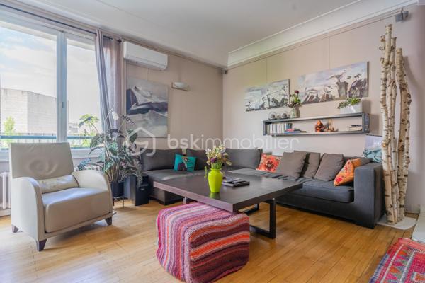 Dans l’un des secteurs les plus prisés d’Annecy, découvrez ce magnifique T3 de 64 m², idéalement situé à seulement quelques pas du Pâquier, du lac, des Jardins de l’Europe et de la Vieille Ville. Commerces, restaurants, marché, écoles, transports et toutes les commodités sont accessibles à pied, offrant un cadre de vie exceptionnel où tout se fait sans voiture.

Situé au 3ᵉ étage avec ascenseur d’une copropriété de standing, parfaitement entretenue, avec concierge et de remarquables parties communes habillées de marbre, cet appartement séduit dès les premiers instants par son charme et sa luminosité.

Vous apprécierez son parquet massif ainsi que sa vue sur le théâtre , qui apporte une agréable sensation d’espace et une belle luminosité tout au long de la journée.

La pièce de vie s’ouvre sur une agréable terrasse donnant sur une cour intérieure, un véritable atout permettant de profiter du calme en plein centre-ville, à l’abri des nuisances de circulation.

L’espace nuit a été pensé pour le confort de chacun et comprend deux chambres, chacune bénéficiant de son propre espace d’eau : une première avec salle de bains, la seconde avec salle d’eau.

Une grande cave vient compléter ce bien et offre un espace de rangement particulièrement appréciable.

Les points forts

* Adresse recherchée au cœur d’Annecy
* À quelques mètres du Pâquier, du lac et de la Vieille Ville
* Toutes les commodités accessibles à pied
* 3ᵉ étage avec ascenseur
* Copropriété de standing avec concierge
* Parties communes de qualité avec revêtement en marbre
* Belle hauteur sous plafond
* Parquet massif
* Très lumineux
* Balcon au calme sur cour intérieure
* Deux chambres avec leur salle d’eau privative (une salle de bains et une salle d’eau)
* Grande cave

Ce bien réunit des qualités devenues rares sur le marché annécien : une adresse d’exception, une copropriété de standing, le calme d’un balcon sur cour et une proximité sur le Pâquier. Un appartement idéal pour profiter pleinement de la vie annécienne dans un environnement à la fois central, lumineux et paisible.