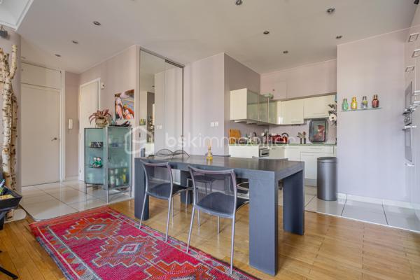 Dans l’un des secteurs les plus prisés d’Annecy, découvrez ce magnifique T3 de 64 m², idéalement situé à seulement quelques pas du Pâquier, du lac, des Jardins de l’Europe et de la Vieille Ville. Commerces, restaurants, marché, écoles, transports et toutes les commodités sont accessibles à pied, offrant un cadre de vie exceptionnel où tout se fait sans voiture.

Situé au 3ᵉ étage avec ascenseur d’une copropriété de standing, parfaitement entretenue, avec concierge et de remarquables parties communes habillées de marbre, cet appartement séduit dès les premiers instants par son charme et sa luminosité.

Vous apprécierez son parquet massif ainsi que sa vue sur le théâtre , qui apporte une agréable sensation d’espace et une belle luminosité tout au long de la journée.

La pièce de vie s’ouvre sur une agréable terrasse donnant sur une cour intérieure, un véritable atout permettant de profiter du calme en plein centre-ville, à l’abri des nuisances de circulation.

L’espace nuit a été pensé pour le confort de chacun et comprend deux chambres, chacune bénéficiant de son propre espace d’eau : une première avec salle de bains, la seconde avec salle d’eau.

Une grande cave vient compléter ce bien et offre un espace de rangement particulièrement appréciable.

Les points forts

* Adresse recherchée au cœur d’Annecy
* À quelques mètres du Pâquier, du lac et de la Vieille Ville
* Toutes les commodités accessibles à pied
* 3ᵉ étage avec ascenseur
* Copropriété de standing avec concierge
* Parties communes de qualité avec revêtement en marbre
* Belle hauteur sous plafond
* Parquet massif
* Très lumineux
* Balcon au calme sur cour intérieure
* Deux chambres avec leur salle d’eau privative (une salle de bains et une salle d’eau)
* Grande cave

Ce bien réunit des qualités devenues rares sur le marché annécien : une adresse d’exception, une copropriété de standing, le calme d’un balcon sur cour et une proximité sur le Pâquier. Un appartement idéal pour profiter pleinement de la vie annécienne dans un environnement à la fois central, lumineux et paisible.