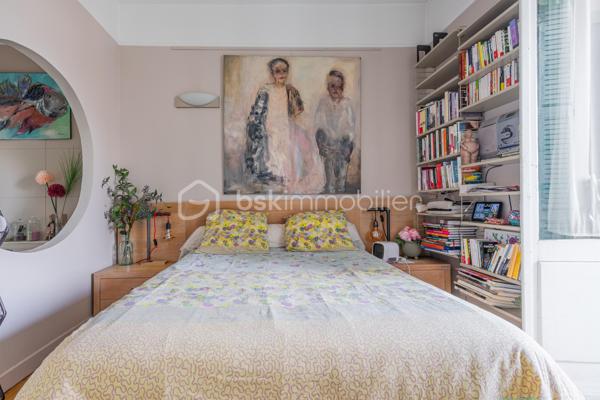 Dans l’un des secteurs les plus prisés d’Annecy, découvrez ce magnifique T3 de 64 m², idéalement situé à seulement quelques pas du Pâquier, du lac, des Jardins de l’Europe et de la Vieille Ville. Commerces, restaurants, marché, écoles, transports et toutes les commodités sont accessibles à pied, offrant un cadre de vie exceptionnel où tout se fait sans voiture.

Situé au 3ᵉ étage avec ascenseur d’une copropriété de standing, parfaitement entretenue, avec concierge et de remarquables parties communes habillées de marbre, cet appartement séduit dès les premiers instants par son charme et sa luminosité.

Vous apprécierez son parquet massif ainsi que sa vue sur le théâtre , qui apporte une agréable sensation d’espace et une belle luminosité tout au long de la journée.

La pièce de vie s’ouvre sur une agréable terrasse donnant sur une cour intérieure, un véritable atout permettant de profiter du calme en plein centre-ville, à l’abri des nuisances de circulation.

L’espace nuit a été pensé pour le confort de chacun et comprend deux chambres, chacune bénéficiant de son propre espace d’eau : une première avec salle de bains, la seconde avec salle d’eau.

Une grande cave vient compléter ce bien et offre un espace de rangement particulièrement appréciable.

Les points forts

* Adresse recherchée au cœur d’Annecy
* À quelques mètres du Pâquier, du lac et de la Vieille Ville
* Toutes les commodités accessibles à pied
* 3ᵉ étage avec ascenseur
* Copropriété de standing avec concierge
* Parties communes de qualité avec revêtement en marbre
* Belle hauteur sous plafond
* Parquet massif
* Très lumineux
* Balcon au calme sur cour intérieure
* Deux chambres avec leur salle d’eau privative (une salle de bains et une salle d’eau)
* Grande cave

Ce bien réunit des qualités devenues rares sur le marché annécien : une adresse d’exception, une copropriété de standing, le calme d’un balcon sur cour et une proximité sur le Pâquier. Un appartement idéal pour profiter pleinement de la vie annécienne dans un environnement à la fois central, lumineux et paisible.