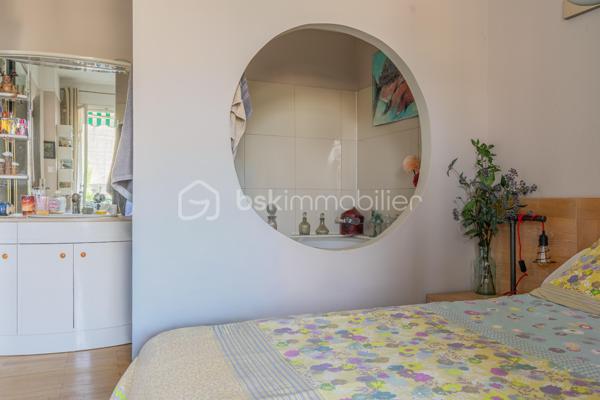 Dans l’un des secteurs les plus prisés d’Annecy, découvrez ce magnifique T3 de 64 m², idéalement situé à seulement quelques pas du Pâquier, du lac, des Jardins de l’Europe et de la Vieille Ville. Commerces, restaurants, marché, écoles, transports et toutes les commodités sont accessibles à pied, offrant un cadre de vie exceptionnel où tout se fait sans voiture.

Situé au 3ᵉ étage avec ascenseur d’une copropriété de standing, parfaitement entretenue, avec concierge et de remarquables parties communes habillées de marbre, cet appartement séduit dès les premiers instants par son charme et sa luminosité.

Vous apprécierez son parquet massif ainsi que sa vue sur le théâtre , qui apporte une agréable sensation d’espace et une belle luminosité tout au long de la journée.

La pièce de vie s’ouvre sur une agréable terrasse donnant sur une cour intérieure, un véritable atout permettant de profiter du calme en plein centre-ville, à l’abri des nuisances de circulation.

L’espace nuit a été pensé pour le confort de chacun et comprend deux chambres, chacune bénéficiant de son propre espace d’eau : une première avec salle de bains, la seconde avec salle d’eau.

Une grande cave vient compléter ce bien et offre un espace de rangement particulièrement appréciable.

Les points forts

* Adresse recherchée au cœur d’Annecy
* À quelques mètres du Pâquier, du lac et de la Vieille Ville
* Toutes les commodités accessibles à pied
* 3ᵉ étage avec ascenseur
* Copropriété de standing avec concierge
* Parties communes de qualité avec revêtement en marbre
* Belle hauteur sous plafond
* Parquet massif
* Très lumineux
* Balcon au calme sur cour intérieure
* Deux chambres avec leur salle d’eau privative (une salle de bains et une salle d’eau)
* Grande cave

Ce bien réunit des qualités devenues rares sur le marché annécien : une adresse d’exception, une copropriété de standing, le calme d’un balcon sur cour et une proximité sur le Pâquier. Un appartement idéal pour profiter pleinement de la vie annécienne dans un environnement à la fois central, lumineux et paisible.