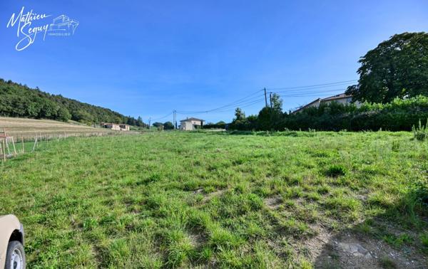 POMEYS, Agréable terrain constructible orienté sud au cœur du village