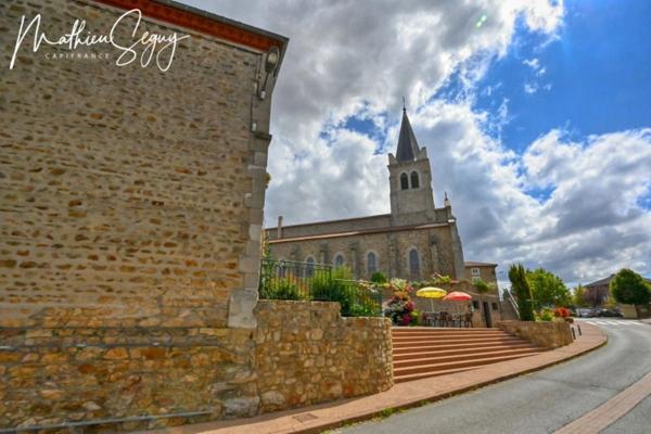 POMEYS, Agréable terrain constructible orienté sud au cœur du village