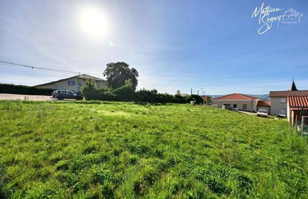 POMEYS, Agréable terrain constructible orienté sud au cœur du village