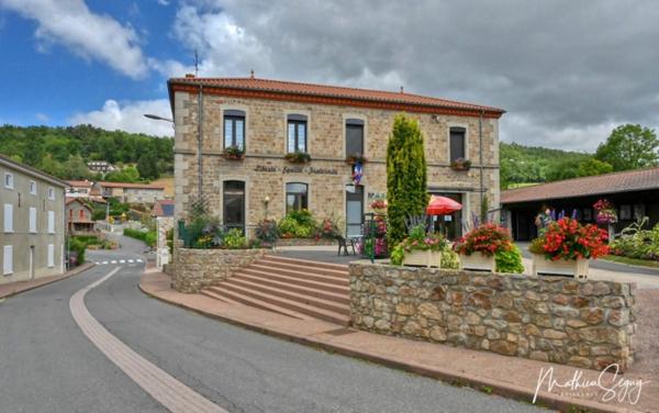 POMEYS, Agréable terrain constructible orienté sud au cœur du village