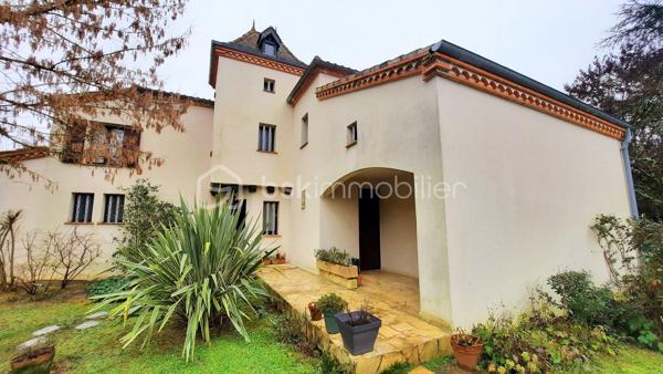Maison située proche du bourg à BON ENCONTRE
Dans un environnement recherché, à proximité immédiate des commodités, sans aucune nuisance, découvrez une maison au caractère affirmé, à l’architecture singulière et aux volumes remarquables.

Dès l’entrée, le ton est donné : espaces généreux, circulation fluide et luminosité offrent une atmosphère à la fois chaleureuse et élégante, idéale pour une vie de famille confortable ou pour recevoir en toute convivialité.

Édifiée sur une parcelle de 951 m², cette propriété développe environ 228 m² habitables répartis sur plusieurs niveaux.

Le niveau principal :
Un hall d’entrée dessert une cuisine indépendante de 18 m², complétée par une arrière-cuisine de 8 m² et un cellier extérieur.
Les pièces de vie séduisent par leurs volumes : une salle à manger de 20 m² et un vaste salon de 31 m², propices aux moments de partage.
Un espace nuit de plain-pied complète ce niveau avec une chambre de 16 m², sa salle d’eau privative de 6 m², un dressing et un WC indépendant.

À l’étage :
L’espace nuit se compose de cinq belles chambres aux surfaces généreuses (de 14,5 m² à 19 m²), accompagnées de deux salles de bains et d’un WC indépendant — un agencement idéal pour les grandes familles.

Sous-sol complet :
Véritable atout au quotidien, il offre un grand garage d’environ 50 m², une buanderie, une cave ainsi que plusieurs espaces de rangement.

Prestations :
- Menuiseries double vitrage
- Volets bois
- Chauffage électrique
- Assainissement collectif (tout-à-l’égout)
- Alarme 
- Taxe foncière : 3 462 €

Cette maison se distingue par son architecture originale, ses volumes rares et son potentiel d’aménagement, offrant un cadre de vie unique pour ceux qui recherchent un bien différent des standards.

Un bien de caractère, où espace et personnalité se rencontrent.
Une visite s’impose pour en apprécier toute la singularité.