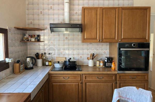 Maison située proche du bourg à BON ENCONTRE
Dans un environnement recherché, à proximité immédiate des commodités, sans aucune nuisance, découvrez une maison au caractère affirmé, à l’architecture singulière et aux volumes remarquables.

Dès l’entrée, le ton est donné : espaces généreux, circulation fluide et luminosité offrent une atmosphère à la fois chaleureuse et élégante, idéale pour une vie de famille confortable ou pour recevoir en toute convivialité.

Édifiée sur une parcelle de 951 m², cette propriété développe environ 228 m² habitables répartis sur plusieurs niveaux.

Le niveau principal :
Un hall d’entrée dessert une cuisine indépendante de 18 m², complétée par une arrière-cuisine de 8 m² et un cellier extérieur.
Les pièces de vie séduisent par leurs volumes : une salle à manger de 20 m² et un vaste salon de 31 m², propices aux moments de partage.
Un espace nuit de plain-pied complète ce niveau avec une chambre de 16 m², sa salle d’eau privative de 6 m², un dressing et un WC indépendant.

À l’étage :
L’espace nuit se compose de cinq belles chambres aux surfaces généreuses (de 14,5 m² à 19 m²), accompagnées de deux salles de bains et d’un WC indépendant — un agencement idéal pour les grandes familles.

Sous-sol complet :
Véritable atout au quotidien, il offre un grand garage d’environ 50 m², une buanderie, une cave ainsi que plusieurs espaces de rangement.

Prestations :
- Menuiseries double vitrage
- Volets bois
- Chauffage électrique
- Assainissement collectif (tout-à-l’égout)
- Alarme 
- Taxe foncière : 3 462 €

Cette maison se distingue par son architecture originale, ses volumes rares et son potentiel d’aménagement, offrant un cadre de vie unique pour ceux qui recherchent un bien différent des standards.

Un bien de caractère, où espace et personnalité se rencontrent.
Une visite s’impose pour en apprécier toute la singularité.