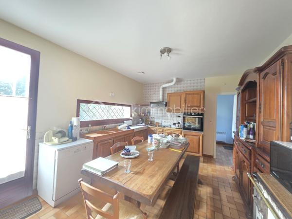 Maison située proche du bourg à BON ENCONTRE
Dans un environnement recherché, à proximité immédiate des commodités, sans aucune nuisance, découvrez une maison au caractère affirmé, à l’architecture singulière et aux volumes remarquables.

Dès l’entrée, le ton est donné : espaces généreux, circulation fluide et luminosité offrent une atmosphère à la fois chaleureuse et élégante, idéale pour une vie de famille confortable ou pour recevoir en toute convivialité.

Édifiée sur une parcelle de 951 m², cette propriété développe environ 228 m² habitables répartis sur plusieurs niveaux.

Le niveau principal :
Un hall d’entrée dessert une cuisine indépendante de 18 m², complétée par une arrière-cuisine de 8 m² et un cellier extérieur.
Les pièces de vie séduisent par leurs volumes : une salle à manger de 20 m² et un vaste salon de 31 m², propices aux moments de partage.
Un espace nuit de plain-pied complète ce niveau avec une chambre de 16 m², sa salle d’eau privative de 6 m², un dressing et un WC indépendant.

À l’étage :
L’espace nuit se compose de cinq belles chambres aux surfaces généreuses (de 14,5 m² à 19 m²), accompagnées de deux salles de bains et d’un WC indépendant — un agencement idéal pour les grandes familles.

Sous-sol complet :
Véritable atout au quotidien, il offre un grand garage d’environ 50 m², une buanderie, une cave ainsi que plusieurs espaces de rangement.

Prestations :
- Menuiseries double vitrage
- Volets bois
- Chauffage électrique
- Assainissement collectif (tout-à-l’égout)
- Alarme 
- Taxe foncière : 3 462 €

Cette maison se distingue par son architecture originale, ses volumes rares et son potentiel d’aménagement, offrant un cadre de vie unique pour ceux qui recherchent un bien différent des standards.

Un bien de caractère, où espace et personnalité se rencontrent.
Une visite s’impose pour en apprécier toute la singularité.