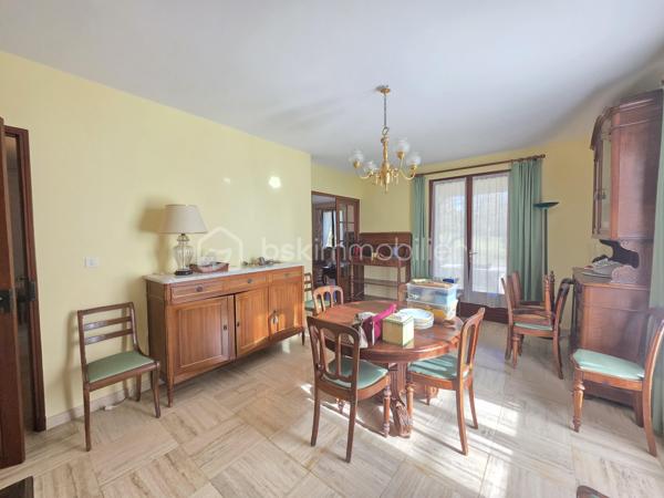 Maison située proche du bourg à BON ENCONTRE
Dans un environnement recherché, à proximité immédiate des commodités, sans aucune nuisance, découvrez une maison au caractère affirmé, à l’architecture singulière et aux volumes remarquables.

Dès l’entrée, le ton est donné : espaces généreux, circulation fluide et luminosité offrent une atmosphère à la fois chaleureuse et élégante, idéale pour une vie de famille confortable ou pour recevoir en toute convivialité.

Édifiée sur une parcelle de 951 m², cette propriété développe environ 228 m² habitables répartis sur plusieurs niveaux.

Le niveau principal :
Un hall d’entrée dessert une cuisine indépendante de 18 m², complétée par une arrière-cuisine de 8 m² et un cellier extérieur.
Les pièces de vie séduisent par leurs volumes : une salle à manger de 20 m² et un vaste salon de 31 m², propices aux moments de partage.
Un espace nuit de plain-pied complète ce niveau avec une chambre de 16 m², sa salle d’eau privative de 6 m², un dressing et un WC indépendant.

À l’étage :
L’espace nuit se compose de cinq belles chambres aux surfaces généreuses (de 14,5 m² à 19 m²), accompagnées de deux salles de bains et d’un WC indépendant — un agencement idéal pour les grandes familles.

Sous-sol complet :
Véritable atout au quotidien, il offre un grand garage d’environ 50 m², une buanderie, une cave ainsi que plusieurs espaces de rangement.

Prestations :
- Menuiseries double vitrage
- Volets bois
- Chauffage électrique
- Assainissement collectif (tout-à-l’égout)
- Alarme 
- Taxe foncière : 3 462 €

Cette maison se distingue par son architecture originale, ses volumes rares et son potentiel d’aménagement, offrant un cadre de vie unique pour ceux qui recherchent un bien différent des standards.

Un bien de caractère, où espace et personnalité se rencontrent.
Une visite s’impose pour en apprécier toute la singularité.