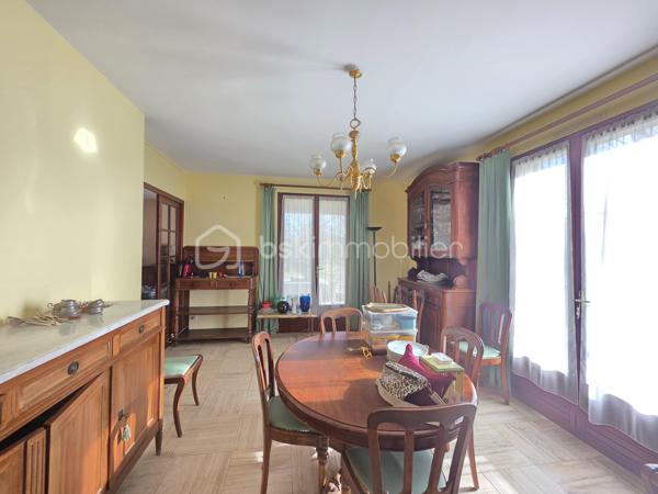 Maison située proche du bourg à BON ENCONTRE
Dans un environnement recherché, à proximité immédiate des commodités, sans aucune nuisance, découvrez une maison au caractère affirmé, à l’architecture singulière et aux volumes remarquables.

Dès l’entrée, le ton est donné : espaces généreux, circulation fluide et luminosité offrent une atmosphère à la fois chaleureuse et élégante, idéale pour une vie de famille confortable ou pour recevoir en toute convivialité.

Édifiée sur une parcelle de 951 m², cette propriété développe environ 228 m² habitables répartis sur plusieurs niveaux.

Le niveau principal :
Un hall d’entrée dessert une cuisine indépendante de 18 m², complétée par une arrière-cuisine de 8 m² et un cellier extérieur.
Les pièces de vie séduisent par leurs volumes : une salle à manger de 20 m² et un vaste salon de 31 m², propices aux moments de partage.
Un espace nuit de plain-pied complète ce niveau avec une chambre de 16 m², sa salle d’eau privative de 6 m², un dressing et un WC indépendant.

À l’étage :
L’espace nuit se compose de cinq belles chambres aux surfaces généreuses (de 14,5 m² à 19 m²), accompagnées de deux salles de bains et d’un WC indépendant — un agencement idéal pour les grandes familles.

Sous-sol complet :
Véritable atout au quotidien, il offre un grand garage d’environ 50 m², une buanderie, une cave ainsi que plusieurs espaces de rangement.

Prestations :
- Menuiseries double vitrage
- Volets bois
- Chauffage électrique
- Assainissement collectif (tout-à-l’égout)
- Alarme 
- Taxe foncière : 3 462 €

Cette maison se distingue par son architecture originale, ses volumes rares et son potentiel d’aménagement, offrant un cadre de vie unique pour ceux qui recherchent un bien différent des standards.

Un bien de caractère, où espace et personnalité se rencontrent.
Une visite s’impose pour en apprécier toute la singularité.