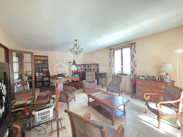 Maison située proche du bourg à BON ENCONTRE
Dans un environnement recherché, à proximité immédiate des commodités, sans aucune nuisance, découvrez une maison au caractère affirmé, à l’architecture singulière et aux volumes remarquables.

Dès l’entrée, le ton est donné : espaces généreux, circulation fluide et luminosité offrent une atmosphère à la fois chaleureuse et élégante, idéale pour une vie de famille confortable ou pour recevoir en toute convivialité.

Édifiée sur une parcelle de 951 m², cette propriété développe environ 228 m² habitables répartis sur plusieurs niveaux.

Le niveau principal :
Un hall d’entrée dessert une cuisine indépendante de 18 m², complétée par une arrière-cuisine de 8 m² et un cellier extérieur.
Les pièces de vie séduisent par leurs volumes : une salle à manger de 20 m² et un vaste salon de 31 m², propices aux moments de partage.
Un espace nuit de plain-pied complète ce niveau avec une chambre de 16 m², sa salle d’eau privative de 6 m², un dressing et un WC indépendant.

À l’étage :
L’espace nuit se compose de cinq belles chambres aux surfaces généreuses (de 14,5 m² à 19 m²), accompagnées de deux salles de bains et d’un WC indépendant — un agencement idéal pour les grandes familles.

Sous-sol complet :
Véritable atout au quotidien, il offre un grand garage d’environ 50 m², une buanderie, une cave ainsi que plusieurs espaces de rangement.

Prestations :
- Menuiseries double vitrage
- Volets bois
- Chauffage électrique
- Assainissement collectif (tout-à-l’égout)
- Alarme 
- Taxe foncière : 3 462 €

Cette maison se distingue par son architecture originale, ses volumes rares et son potentiel d’aménagement, offrant un cadre de vie unique pour ceux qui recherchent un bien différent des standards.

Un bien de caractère, où espace et personnalité se rencontrent.
Une visite s’impose pour en apprécier toute la singularité.