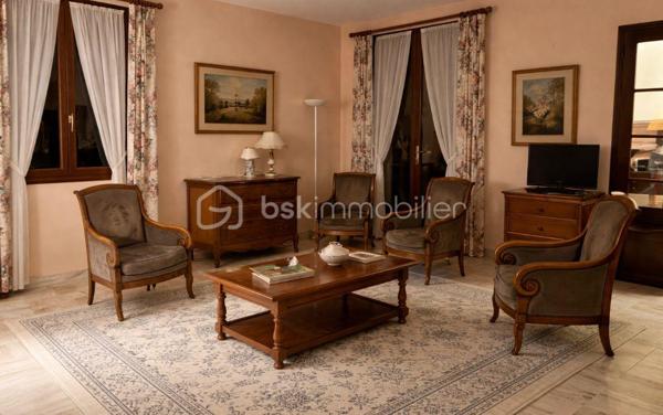 Maison située proche du bourg à BON ENCONTRE
Dans un environnement recherché, à proximité immédiate des commodités, sans aucune nuisance, découvrez une maison au caractère affirmé, à l’architecture singulière et aux volumes remarquables.

Dès l’entrée, le ton est donné : espaces généreux, circulation fluide et luminosité offrent une atmosphère à la fois chaleureuse et élégante, idéale pour une vie de famille confortable ou pour recevoir en toute convivialité.

Édifiée sur une parcelle de 951 m², cette propriété développe environ 228 m² habitables répartis sur plusieurs niveaux.

Le niveau principal :
Un hall d’entrée dessert une cuisine indépendante de 18 m², complétée par une arrière-cuisine de 8 m² et un cellier extérieur.
Les pièces de vie séduisent par leurs volumes : une salle à manger de 20 m² et un vaste salon de 31 m², propices aux moments de partage.
Un espace nuit de plain-pied complète ce niveau avec une chambre de 16 m², sa salle d’eau privative de 6 m², un dressing et un WC indépendant.

À l’étage :
L’espace nuit se compose de cinq belles chambres aux surfaces généreuses (de 14,5 m² à 19 m²), accompagnées de deux salles de bains et d’un WC indépendant — un agencement idéal pour les grandes familles.

Sous-sol complet :
Véritable atout au quotidien, il offre un grand garage d’environ 50 m², une buanderie, une cave ainsi que plusieurs espaces de rangement.

Prestations :
- Menuiseries double vitrage
- Volets bois
- Chauffage électrique
- Assainissement collectif (tout-à-l’égout)
- Alarme 
- Taxe foncière : 3 462 €

Cette maison se distingue par son architecture originale, ses volumes rares et son potentiel d’aménagement, offrant un cadre de vie unique pour ceux qui recherchent un bien différent des standards.

Un bien de caractère, où espace et personnalité se rencontrent.
Une visite s’impose pour en apprécier toute la singularité.