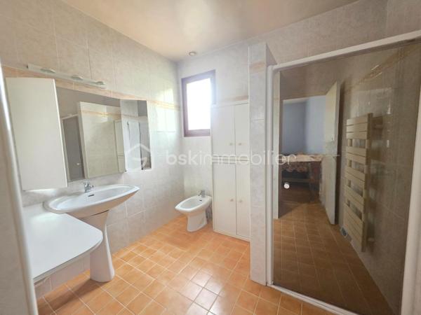 Maison située proche du bourg à BON ENCONTRE
Dans un environnement recherché, à proximité immédiate des commodités, sans aucune nuisance, découvrez une maison au caractère affirmé, à l’architecture singulière et aux volumes remarquables.

Dès l’entrée, le ton est donné : espaces généreux, circulation fluide et luminosité offrent une atmosphère à la fois chaleureuse et élégante, idéale pour une vie de famille confortable ou pour recevoir en toute convivialité.

Édifiée sur une parcelle de 951 m², cette propriété développe environ 228 m² habitables répartis sur plusieurs niveaux.

Le niveau principal :
Un hall d’entrée dessert une cuisine indépendante de 18 m², complétée par une arrière-cuisine de 8 m² et un cellier extérieur.
Les pièces de vie séduisent par leurs volumes : une salle à manger de 20 m² et un vaste salon de 31 m², propices aux moments de partage.
Un espace nuit de plain-pied complète ce niveau avec une chambre de 16 m², sa salle d’eau privative de 6 m², un dressing et un WC indépendant.

À l’étage :
L’espace nuit se compose de cinq belles chambres aux surfaces généreuses (de 14,5 m² à 19 m²), accompagnées de deux salles de bains et d’un WC indépendant — un agencement idéal pour les grandes familles.

Sous-sol complet :
Véritable atout au quotidien, il offre un grand garage d’environ 50 m², une buanderie, une cave ainsi que plusieurs espaces de rangement.

Prestations :
- Menuiseries double vitrage
- Volets bois
- Chauffage électrique
- Assainissement collectif (tout-à-l’égout)
- Alarme 
- Taxe foncière : 3 462 €

Cette maison se distingue par son architecture originale, ses volumes rares et son potentiel d’aménagement, offrant un cadre de vie unique pour ceux qui recherchent un bien différent des standards.

Un bien de caractère, où espace et personnalité se rencontrent.
Une visite s’impose pour en apprécier toute la singularité.