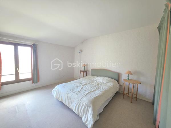 Maison située proche du bourg à BON ENCONTRE
Dans un environnement recherché, à proximité immédiate des commodités, sans aucune nuisance, découvrez une maison au caractère affirmé, à l’architecture singulière et aux volumes remarquables.

Dès l’entrée, le ton est donné : espaces généreux, circulation fluide et luminosité offrent une atmosphère à la fois chaleureuse et élégante, idéale pour une vie de famille confortable ou pour recevoir en toute convivialité.

Édifiée sur une parcelle de 951 m², cette propriété développe environ 228 m² habitables répartis sur plusieurs niveaux.

Le niveau principal :
Un hall d’entrée dessert une cuisine indépendante de 18 m², complétée par une arrière-cuisine de 8 m² et un cellier extérieur.
Les pièces de vie séduisent par leurs volumes : une salle à manger de 20 m² et un vaste salon de 31 m², propices aux moments de partage.
Un espace nuit de plain-pied complète ce niveau avec une chambre de 16 m², sa salle d’eau privative de 6 m², un dressing et un WC indépendant.

À l’étage :
L’espace nuit se compose de cinq belles chambres aux surfaces généreuses (de 14,5 m² à 19 m²), accompagnées de deux salles de bains et d’un WC indépendant — un agencement idéal pour les grandes familles.

Sous-sol complet :
Véritable atout au quotidien, il offre un grand garage d’environ 50 m², une buanderie, une cave ainsi que plusieurs espaces de rangement.

Prestations :
- Menuiseries double vitrage
- Volets bois
- Chauffage électrique
- Assainissement collectif (tout-à-l’égout)
- Alarme 
- Taxe foncière : 3 462 €

Cette maison se distingue par son architecture originale, ses volumes rares et son potentiel d’aménagement, offrant un cadre de vie unique pour ceux qui recherchent un bien différent des standards.

Un bien de caractère, où espace et personnalité se rencontrent.
Une visite s’impose pour en apprécier toute la singularité.