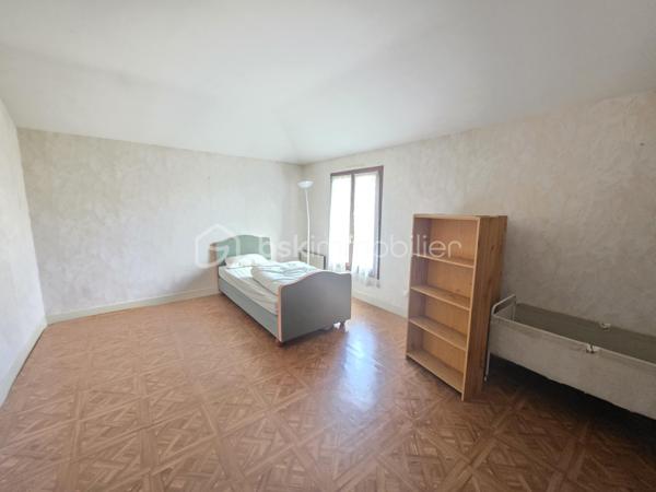 Maison située proche du bourg à BON ENCONTRE
Dans un environnement recherché, à proximité immédiate des commodités, sans aucune nuisance, découvrez une maison au caractère affirmé, à l’architecture singulière et aux volumes remarquables.

Dès l’entrée, le ton est donné : espaces généreux, circulation fluide et luminosité offrent une atmosphère à la fois chaleureuse et élégante, idéale pour une vie de famille confortable ou pour recevoir en toute convivialité.

Édifiée sur une parcelle de 951 m², cette propriété développe environ 228 m² habitables répartis sur plusieurs niveaux.

Le niveau principal :
Un hall d’entrée dessert une cuisine indépendante de 18 m², complétée par une arrière-cuisine de 8 m² et un cellier extérieur.
Les pièces de vie séduisent par leurs volumes : une salle à manger de 20 m² et un vaste salon de 31 m², propices aux moments de partage.
Un espace nuit de plain-pied complète ce niveau avec une chambre de 16 m², sa salle d’eau privative de 6 m², un dressing et un WC indépendant.

À l’étage :
L’espace nuit se compose de cinq belles chambres aux surfaces généreuses (de 14,5 m² à 19 m²), accompagnées de deux salles de bains et d’un WC indépendant — un agencement idéal pour les grandes familles.

Sous-sol complet :
Véritable atout au quotidien, il offre un grand garage d’environ 50 m², une buanderie, une cave ainsi que plusieurs espaces de rangement.

Prestations :
- Menuiseries double vitrage
- Volets bois
- Chauffage électrique
- Assainissement collectif (tout-à-l’égout)
- Alarme 
- Taxe foncière : 3 462 €

Cette maison se distingue par son architecture originale, ses volumes rares et son potentiel d’aménagement, offrant un cadre de vie unique pour ceux qui recherchent un bien différent des standards.

Un bien de caractère, où espace et personnalité se rencontrent.
Une visite s’impose pour en apprécier toute la singularité.