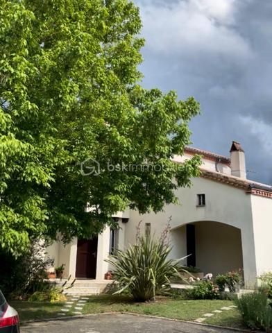 Maison située proche du bourg à BON ENCONTRE
Dans un environnement recherché, à proximité immédiate des commodités, sans aucune nuisance, découvrez une maison au caractère affirmé, à l’architecture singulière et aux volumes remarquables.

Dès l’entrée, le ton est donné : espaces généreux, circulation fluide et luminosité offrent une atmosphère à la fois chaleureuse et élégante, idéale pour une vie de famille confortable ou pour recevoir en toute convivialité.

Édifiée sur une parcelle de 951 m², cette propriété développe environ 228 m² habitables répartis sur plusieurs niveaux.

Le niveau principal :
Un hall d’entrée dessert une cuisine indépendante de 18 m², complétée par une arrière-cuisine de 8 m² et un cellier extérieur.
Les pièces de vie séduisent par leurs volumes : une salle à manger de 20 m² et un vaste salon de 31 m², propices aux moments de partage.
Un espace nuit de plain-pied complète ce niveau avec une chambre de 16 m², sa salle d’eau privative de 6 m², un dressing et un WC indépendant.

À l’étage :
L’espace nuit se compose de cinq belles chambres aux surfaces généreuses (de 14,5 m² à 19 m²), accompagnées de deux salles de bains et d’un WC indépendant — un agencement idéal pour les grandes familles.

Sous-sol complet :
Véritable atout au quotidien, il offre un grand garage d’environ 50 m², une buanderie, une cave ainsi que plusieurs espaces de rangement.

Prestations :
- Menuiseries double vitrage
- Volets bois
- Chauffage électrique
- Assainissement collectif (tout-à-l’égout)
- Alarme 
- Taxe foncière : 3 462 €

Cette maison se distingue par son architecture originale, ses volumes rares et son potentiel d’aménagement, offrant un cadre de vie unique pour ceux qui recherchent un bien différent des standards.

Un bien de caractère, où espace et personnalité se rencontrent.
Une visite s’impose pour en apprécier toute la singularité.