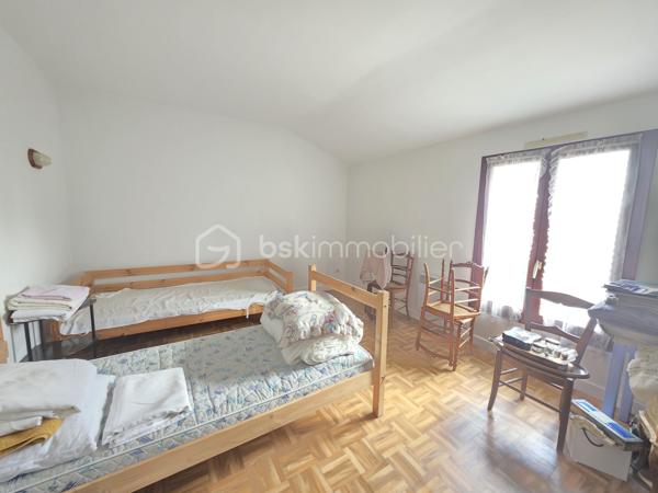 Maison située proche du bourg à BON ENCONTRE
Dans un environnement recherché, à proximité immédiate des commodités, sans aucune nuisance, découvrez une maison au caractère affirmé, à l’architecture singulière et aux volumes remarquables.

Dès l’entrée, le ton est donné : espaces généreux, circulation fluide et luminosité offrent une atmosphère à la fois chaleureuse et élégante, idéale pour une vie de famille confortable ou pour recevoir en toute convivialité.

Édifiée sur une parcelle de 951 m², cette propriété développe environ 228 m² habitables répartis sur plusieurs niveaux.

Le niveau principal :
Un hall d’entrée dessert une cuisine indépendante de 18 m², complétée par une arrière-cuisine de 8 m² et un cellier extérieur.
Les pièces de vie séduisent par leurs volumes : une salle à manger de 20 m² et un vaste salon de 31 m², propices aux moments de partage.
Un espace nuit de plain-pied complète ce niveau avec une chambre de 16 m², sa salle d’eau privative de 6 m², un dressing et un WC indépendant.

À l’étage :
L’espace nuit se compose de cinq belles chambres aux surfaces généreuses (de 14,5 m² à 19 m²), accompagnées de deux salles de bains et d’un WC indépendant — un agencement idéal pour les grandes familles.

Sous-sol complet :
Véritable atout au quotidien, il offre un grand garage d’environ 50 m², une buanderie, une cave ainsi que plusieurs espaces de rangement.

Prestations :
- Menuiseries double vitrage
- Volets bois
- Chauffage électrique
- Assainissement collectif (tout-à-l’égout)
- Alarme 
- Taxe foncière : 3 462 €

Cette maison se distingue par son architecture originale, ses volumes rares et son potentiel d’aménagement, offrant un cadre de vie unique pour ceux qui recherchent un bien différent des standards.

Un bien de caractère, où espace et personnalité se rencontrent.
Une visite s’impose pour en apprécier toute la singularité.