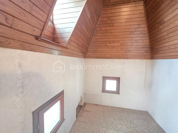 Maison située proche du bourg à BON ENCONTRE
Dans un environnement recherché, à proximité immédiate des commodités, sans aucune nuisance, découvrez une maison au caractère affirmé, à l’architecture singulière et aux volumes remarquables.

Dès l’entrée, le ton est donné : espaces généreux, circulation fluide et luminosité offrent une atmosphère à la fois chaleureuse et élégante, idéale pour une vie de famille confortable ou pour recevoir en toute convivialité.

Édifiée sur une parcelle de 951 m², cette propriété développe environ 228 m² habitables répartis sur plusieurs niveaux.

Le niveau principal :
Un hall d’entrée dessert une cuisine indépendante de 18 m², complétée par une arrière-cuisine de 8 m² et un cellier extérieur.
Les pièces de vie séduisent par leurs volumes : une salle à manger de 20 m² et un vaste salon de 31 m², propices aux moments de partage.
Un espace nuit de plain-pied complète ce niveau avec une chambre de 16 m², sa salle d’eau privative de 6 m², un dressing et un WC indépendant.

À l’étage :
L’espace nuit se compose de cinq belles chambres aux surfaces généreuses (de 14,5 m² à 19 m²), accompagnées de deux salles de bains et d’un WC indépendant — un agencement idéal pour les grandes familles.

Sous-sol complet :
Véritable atout au quotidien, il offre un grand garage d’environ 50 m², une buanderie, une cave ainsi que plusieurs espaces de rangement.

Prestations :
- Menuiseries double vitrage
- Volets bois
- Chauffage électrique
- Assainissement collectif (tout-à-l’égout)
- Alarme 
- Taxe foncière : 3 462 €

Cette maison se distingue par son architecture originale, ses volumes rares et son potentiel d’aménagement, offrant un cadre de vie unique pour ceux qui recherchent un bien différent des standards.

Un bien de caractère, où espace et personnalité se rencontrent.
Une visite s’impose pour en apprécier toute la singularité.