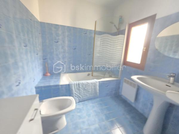 Maison située proche du bourg à BON ENCONTRE
Dans un environnement recherché, à proximité immédiate des commodités, sans aucune nuisance, découvrez une maison au caractère affirmé, à l’architecture singulière et aux volumes remarquables.

Dès l’entrée, le ton est donné : espaces généreux, circulation fluide et luminosité offrent une atmosphère à la fois chaleureuse et élégante, idéale pour une vie de famille confortable ou pour recevoir en toute convivialité.

Édifiée sur une parcelle de 951 m², cette propriété développe environ 228 m² habitables répartis sur plusieurs niveaux.

Le niveau principal :
Un hall d’entrée dessert une cuisine indépendante de 18 m², complétée par une arrière-cuisine de 8 m² et un cellier extérieur.
Les pièces de vie séduisent par leurs volumes : une salle à manger de 20 m² et un vaste salon de 31 m², propices aux moments de partage.
Un espace nuit de plain-pied complète ce niveau avec une chambre de 16 m², sa salle d’eau privative de 6 m², un dressing et un WC indépendant.

À l’étage :
L’espace nuit se compose de cinq belles chambres aux surfaces généreuses (de 14,5 m² à 19 m²), accompagnées de deux salles de bains et d’un WC indépendant — un agencement idéal pour les grandes familles.

Sous-sol complet :
Véritable atout au quotidien, il offre un grand garage d’environ 50 m², une buanderie, une cave ainsi que plusieurs espaces de rangement.

Prestations :
- Menuiseries double vitrage
- Volets bois
- Chauffage électrique
- Assainissement collectif (tout-à-l’égout)
- Alarme 
- Taxe foncière : 3 462 €

Cette maison se distingue par son architecture originale, ses volumes rares et son potentiel d’aménagement, offrant un cadre de vie unique pour ceux qui recherchent un bien différent des standards.

Un bien de caractère, où espace et personnalité se rencontrent.
Une visite s’impose pour en apprécier toute la singularité.