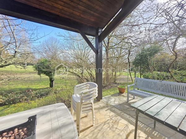 Maison située proche du bourg à BON ENCONTRE
Dans un environnement recherché, à proximité immédiate des commodités, sans aucune nuisance, découvrez une maison au caractère affirmé, à l’architecture singulière et aux volumes remarquables.

Dès l’entrée, le ton est donné : espaces généreux, circulation fluide et luminosité offrent une atmosphère à la fois chaleureuse et élégante, idéale pour une vie de famille confortable ou pour recevoir en toute convivialité.

Édifiée sur une parcelle de 951 m², cette propriété développe environ 228 m² habitables répartis sur plusieurs niveaux.

Le niveau principal :
Un hall d’entrée dessert une cuisine indépendante de 18 m², complétée par une arrière-cuisine de 8 m² et un cellier extérieur.
Les pièces de vie séduisent par leurs volumes : une salle à manger de 20 m² et un vaste salon de 31 m², propices aux moments de partage.
Un espace nuit de plain-pied complète ce niveau avec une chambre de 16 m², sa salle d’eau privative de 6 m², un dressing et un WC indépendant.

À l’étage :
L’espace nuit se compose de cinq belles chambres aux surfaces généreuses (de 14,5 m² à 19 m²), accompagnées de deux salles de bains et d’un WC indépendant — un agencement idéal pour les grandes familles.

Sous-sol complet :
Véritable atout au quotidien, il offre un grand garage d’environ 50 m², une buanderie, une cave ainsi que plusieurs espaces de rangement.

Prestations :
- Menuiseries double vitrage
- Volets bois
- Chauffage électrique
- Assainissement collectif (tout-à-l’égout)
- Alarme 
- Taxe foncière : 3 462 €

Cette maison se distingue par son architecture originale, ses volumes rares et son potentiel d’aménagement, offrant un cadre de vie unique pour ceux qui recherchent un bien différent des standards.

Un bien de caractère, où espace et personnalité se rencontrent.
Une visite s’impose pour en apprécier toute la singularité.