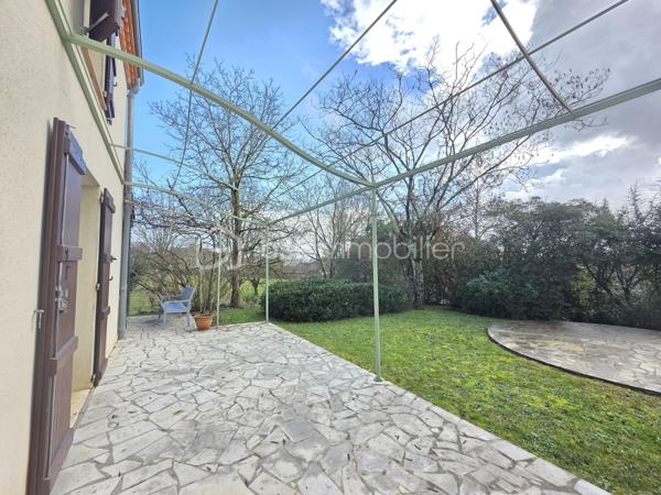 Maison située proche du bourg à BON ENCONTRE
Dans un environnement recherché, à proximité immédiate des commodités, sans aucune nuisance, découvrez une maison au caractère affirmé, à l’architecture singulière et aux volumes remarquables.

Dès l’entrée, le ton est donné : espaces généreux, circulation fluide et luminosité offrent une atmosphère à la fois chaleureuse et élégante, idéale pour une vie de famille confortable ou pour recevoir en toute convivialité.

Édifiée sur une parcelle de 951 m², cette propriété développe environ 228 m² habitables répartis sur plusieurs niveaux.

Le niveau principal :
Un hall d’entrée dessert une cuisine indépendante de 18 m², complétée par une arrière-cuisine de 8 m² et un cellier extérieur.
Les pièces de vie séduisent par leurs volumes : une salle à manger de 20 m² et un vaste salon de 31 m², propices aux moments de partage.
Un espace nuit de plain-pied complète ce niveau avec une chambre de 16 m², sa salle d’eau privative de 6 m², un dressing et un WC indépendant.

À l’étage :
L’espace nuit se compose de cinq belles chambres aux surfaces généreuses (de 14,5 m² à 19 m²), accompagnées de deux salles de bains et d’un WC indépendant — un agencement idéal pour les grandes familles.

Sous-sol complet :
Véritable atout au quotidien, il offre un grand garage d’environ 50 m², une buanderie, une cave ainsi que plusieurs espaces de rangement.

Prestations :
- Menuiseries double vitrage
- Volets bois
- Chauffage électrique
- Assainissement collectif (tout-à-l’égout)
- Alarme 
- Taxe foncière : 3 462 €

Cette maison se distingue par son architecture originale, ses volumes rares et son potentiel d’aménagement, offrant un cadre de vie unique pour ceux qui recherchent un bien différent des standards.

Un bien de caractère, où espace et personnalité se rencontrent.
Une visite s’impose pour en apprécier toute la singularité.