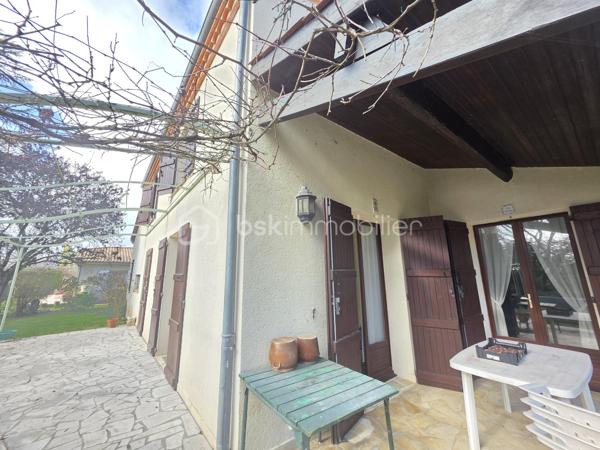 Maison située proche du bourg à BON ENCONTRE
Dans un environnement recherché, à proximité immédiate des commodités, sans aucune nuisance, découvrez une maison au caractère affirmé, à l’architecture singulière et aux volumes remarquables.

Dès l’entrée, le ton est donné : espaces généreux, circulation fluide et luminosité offrent une atmosphère à la fois chaleureuse et élégante, idéale pour une vie de famille confortable ou pour recevoir en toute convivialité.

Édifiée sur une parcelle de 951 m², cette propriété développe environ 228 m² habitables répartis sur plusieurs niveaux.

Le niveau principal :
Un hall d’entrée dessert une cuisine indépendante de 18 m², complétée par une arrière-cuisine de 8 m² et un cellier extérieur.
Les pièces de vie séduisent par leurs volumes : une salle à manger de 20 m² et un vaste salon de 31 m², propices aux moments de partage.
Un espace nuit de plain-pied complète ce niveau avec une chambre de 16 m², sa salle d’eau privative de 6 m², un dressing et un WC indépendant.

À l’étage :
L’espace nuit se compose de cinq belles chambres aux surfaces généreuses (de 14,5 m² à 19 m²), accompagnées de deux salles de bains et d’un WC indépendant — un agencement idéal pour les grandes familles.

Sous-sol complet :
Véritable atout au quotidien, il offre un grand garage d’environ 50 m², une buanderie, une cave ainsi que plusieurs espaces de rangement.

Prestations :
- Menuiseries double vitrage
- Volets bois
- Chauffage électrique
- Assainissement collectif (tout-à-l’égout)
- Alarme 
- Taxe foncière : 3 462 €

Cette maison se distingue par son architecture originale, ses volumes rares et son potentiel d’aménagement, offrant un cadre de vie unique pour ceux qui recherchent un bien différent des standards.

Un bien de caractère, où espace et personnalité se rencontrent.
Une visite s’impose pour en apprécier toute la singularité.