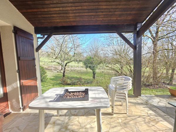 Maison située proche du bourg à BON ENCONTRE
Dans un environnement recherché, à proximité immédiate des commodités, sans aucune nuisance, découvrez une maison au caractère affirmé, à l’architecture singulière et aux volumes remarquables.

Dès l’entrée, le ton est donné : espaces généreux, circulation fluide et luminosité offrent une atmosphère à la fois chaleureuse et élégante, idéale pour une vie de famille confortable ou pour recevoir en toute convivialité.

Édifiée sur une parcelle de 951 m², cette propriété développe environ 228 m² habitables répartis sur plusieurs niveaux.

Le niveau principal :
Un hall d’entrée dessert une cuisine indépendante de 18 m², complétée par une arrière-cuisine de 8 m² et un cellier extérieur.
Les pièces de vie séduisent par leurs volumes : une salle à manger de 20 m² et un vaste salon de 31 m², propices aux moments de partage.
Un espace nuit de plain-pied complète ce niveau avec une chambre de 16 m², sa salle d’eau privative de 6 m², un dressing et un WC indépendant.

À l’étage :
L’espace nuit se compose de cinq belles chambres aux surfaces généreuses (de 14,5 m² à 19 m²), accompagnées de deux salles de bains et d’un WC indépendant — un agencement idéal pour les grandes familles.

Sous-sol complet :
Véritable atout au quotidien, il offre un grand garage d’environ 50 m², une buanderie, une cave ainsi que plusieurs espaces de rangement.

Prestations :
- Menuiseries double vitrage
- Volets bois
- Chauffage électrique
- Assainissement collectif (tout-à-l’égout)
- Alarme 
- Taxe foncière : 3 462 €

Cette maison se distingue par son architecture originale, ses volumes rares et son potentiel d’aménagement, offrant un cadre de vie unique pour ceux qui recherchent un bien différent des standards.

Un bien de caractère, où espace et personnalité se rencontrent.
Une visite s’impose pour en apprécier toute la singularité.