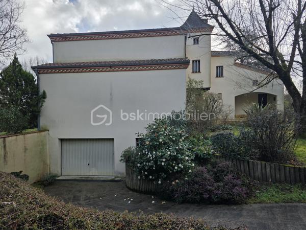 Maison située proche du bourg à BON ENCONTRE
Dans un environnement recherché, à proximité immédiate des commodités, sans aucune nuisance, découvrez une maison au caractère affirmé, à l’architecture singulière et aux volumes remarquables.

Dès l’entrée, le ton est donné : espaces généreux, circulation fluide et luminosité offrent une atmosphère à la fois chaleureuse et élégante, idéale pour une vie de famille confortable ou pour recevoir en toute convivialité.

Édifiée sur une parcelle de 951 m², cette propriété développe environ 228 m² habitables répartis sur plusieurs niveaux.

Le niveau principal :
Un hall d’entrée dessert une cuisine indépendante de 18 m², complétée par une arrière-cuisine de 8 m² et un cellier extérieur.
Les pièces de vie séduisent par leurs volumes : une salle à manger de 20 m² et un vaste salon de 31 m², propices aux moments de partage.
Un espace nuit de plain-pied complète ce niveau avec une chambre de 16 m², sa salle d’eau privative de 6 m², un dressing et un WC indépendant.

À l’étage :
L’espace nuit se compose de cinq belles chambres aux surfaces généreuses (de 14,5 m² à 19 m²), accompagnées de deux salles de bains et d’un WC indépendant — un agencement idéal pour les grandes familles.

Sous-sol complet :
Véritable atout au quotidien, il offre un grand garage d’environ 50 m², une buanderie, une cave ainsi que plusieurs espaces de rangement.

Prestations :
- Menuiseries double vitrage
- Volets bois
- Chauffage électrique
- Assainissement collectif (tout-à-l’égout)
- Alarme 
- Taxe foncière : 3 462 €

Cette maison se distingue par son architecture originale, ses volumes rares et son potentiel d’aménagement, offrant un cadre de vie unique pour ceux qui recherchent un bien différent des standards.

Un bien de caractère, où espace et personnalité se rencontrent.
Une visite s’impose pour en apprécier toute la singularité.
