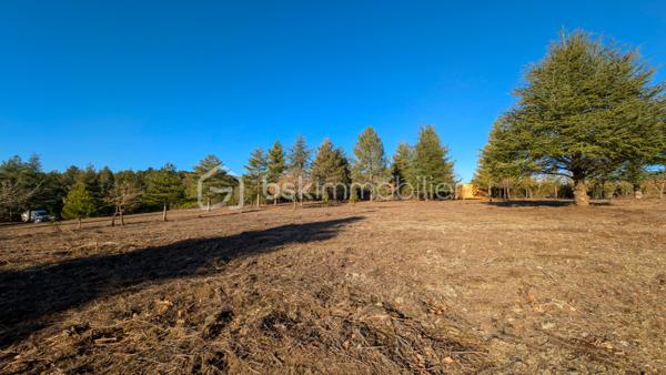 Terrain de 8 009 m²