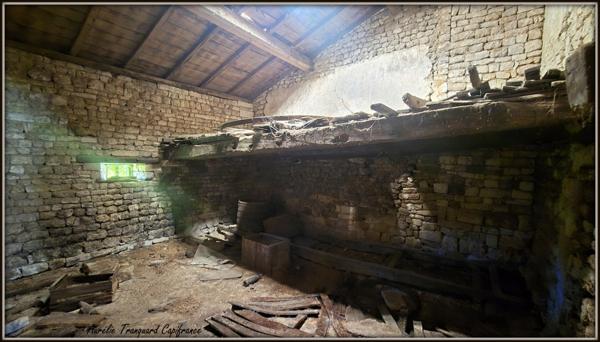 LONGÈRE DE CARACTÈRE de 3 chambres, entièrement rénovée depuis 2018 – MULTIPLES DÉPENDANCES ET POTENTIEL à proximité d'AULNAY DE SAINTONGE