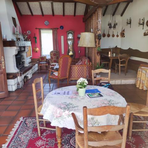 Maison à vendre de 166 m2 ,de 9 pièces pièces, proche des commerces, école, à CHATELLERAULT (86)