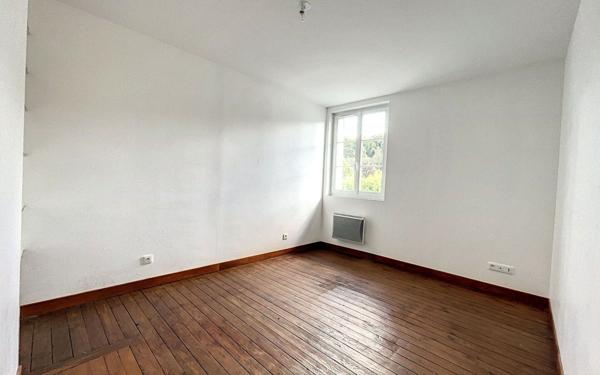 Appartement à louer    3 pièces •  Cuts