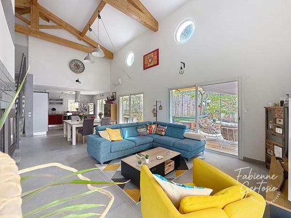 SOLLIES-TOUCAS! Maison contemporaine avec piscine et garage de74m2