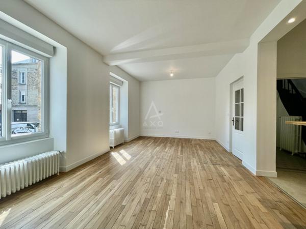 Maison de ville rénovée, surface de 152 m² sur un terrain de 193 m²-avec 5 chambres, cuisine A/E , grand salon expo sud avec cheminée,  quartier Bonabry - Fougères .