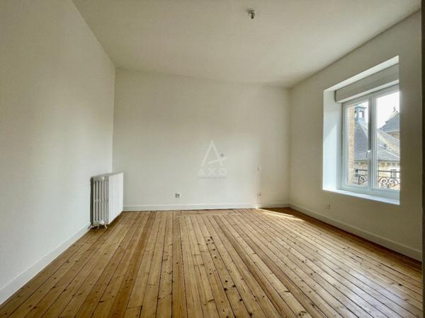 Maison de ville rénovée, surface de 152 m² sur un terrain de 193 m²-avec 5 chambres, cuisine A/E , grand salon expo sud avec cheminée,  quartier Bonabry - Fougères .