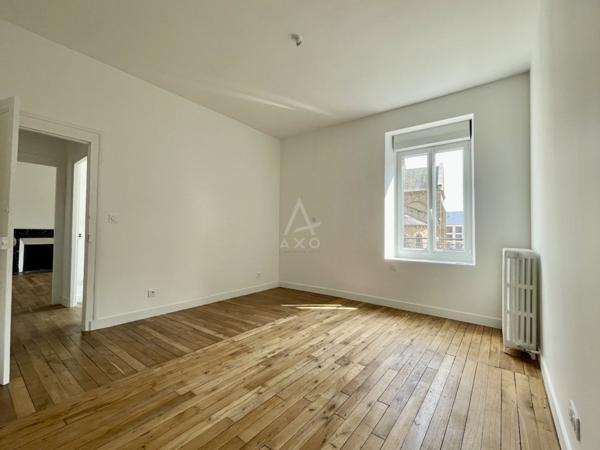 Maison de ville rénovée, surface de 152 m² sur un terrain de 193 m²-avec 5 chambres, cuisine A/E , grand salon expo sud avec cheminée,  quartier Bonabry - Fougères .