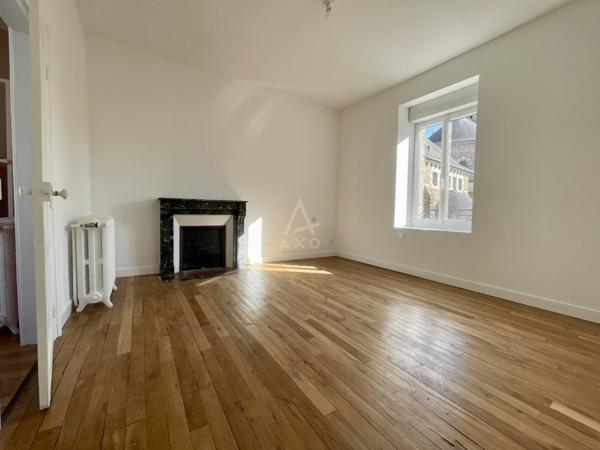 Maison de ville rénovée, surface de 152 m² sur un terrain de 193 m²-avec 5 chambres, cuisine A/E , grand salon expo sud avec cheminée,  quartier Bonabry - Fougères .