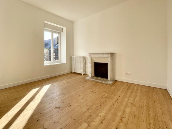 Maison de ville rénovée, surface de 152 m² sur un terrain de 193 m²-avec 5 chambres, cuisine A/E , grand salon expo sud avec cheminée,  quartier Bonabry - Fougères .