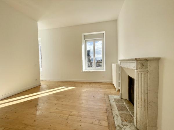 Maison de ville rénovée, surface de 152 m² sur un terrain de 193 m²-avec 5 chambres, cuisine A/E , grand salon expo sud avec cheminée,  quartier Bonabry - Fougères .