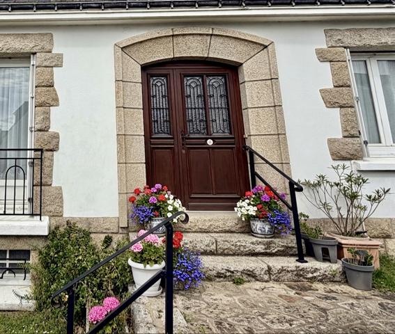 Maison traditionnelle avec jardin et sous-sol complet au cœur d'Auray