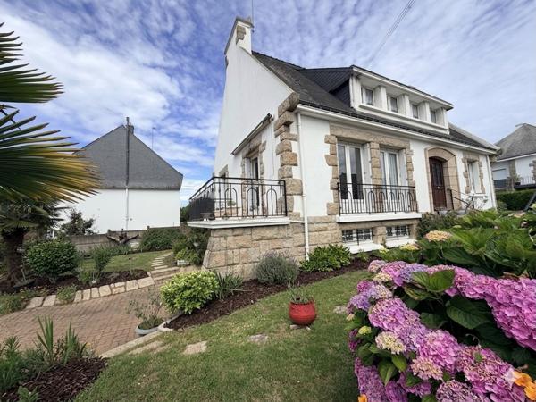 Maison traditionnelle avec jardin et sous-sol complet au cœur d'Auray