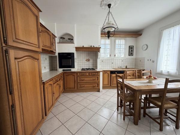 Maison traditionnelle avec jardin et sous-sol complet au cœur d'Auray