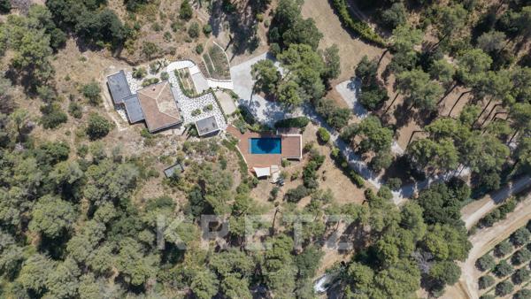 Propriété d'architecte d'exception à Saint-Rémy-de-Provence – 298 m² – Domaine de 3,2 hectares